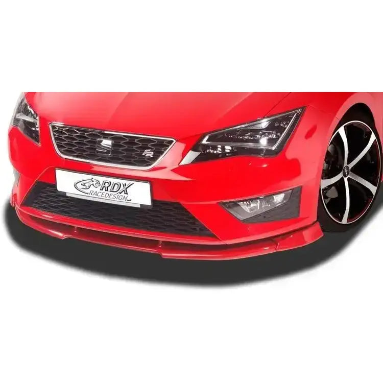Frontspoiler Seat Leon 5F FR Cupra, rød bil sett forfra med sort grill og sportsfelg.