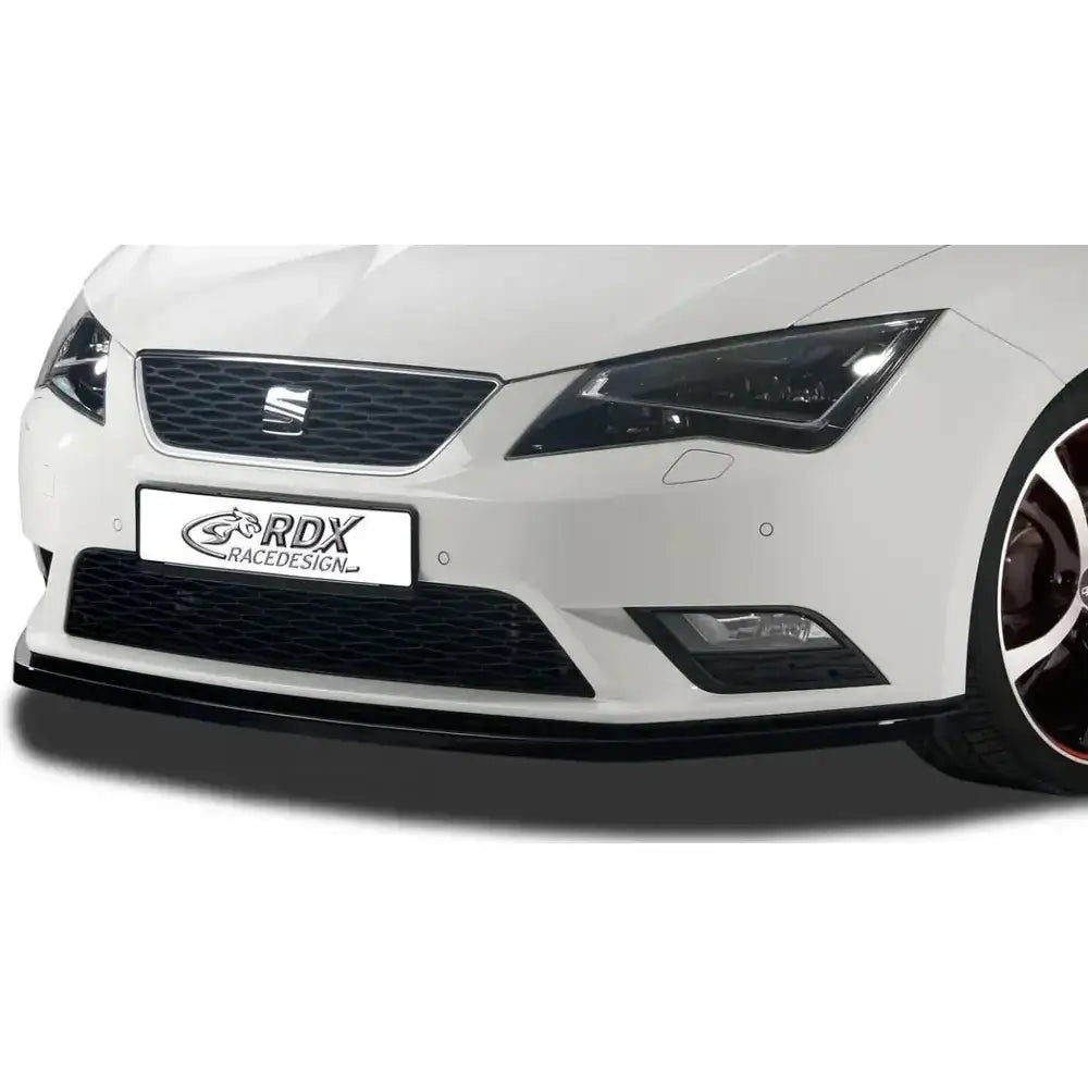 Frontspoiler til Seat Leon 5F montert foran på hvit bil med klar grill og markante frontlykter.