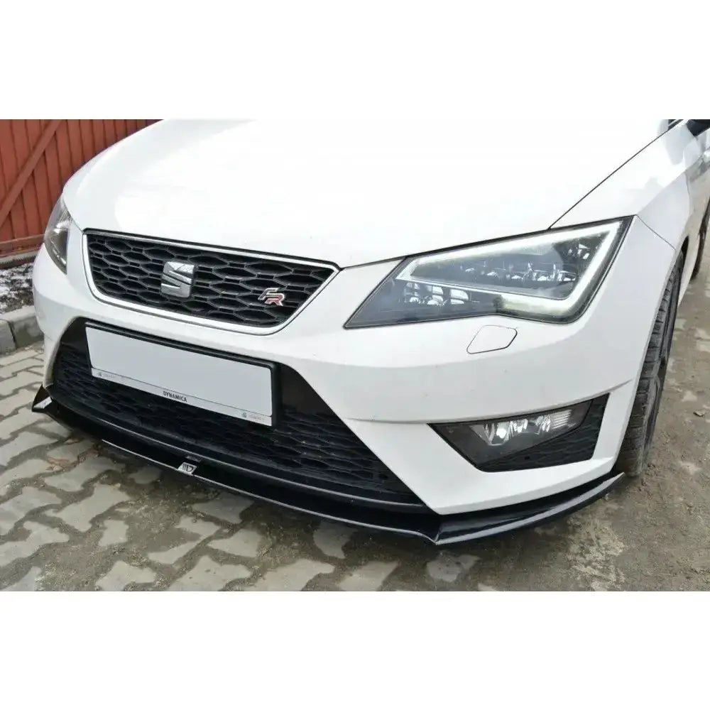 Spoiler til Seat Leon III Cupra viser svart frontsplitter montert under hvit støtfanger med synlig grill.