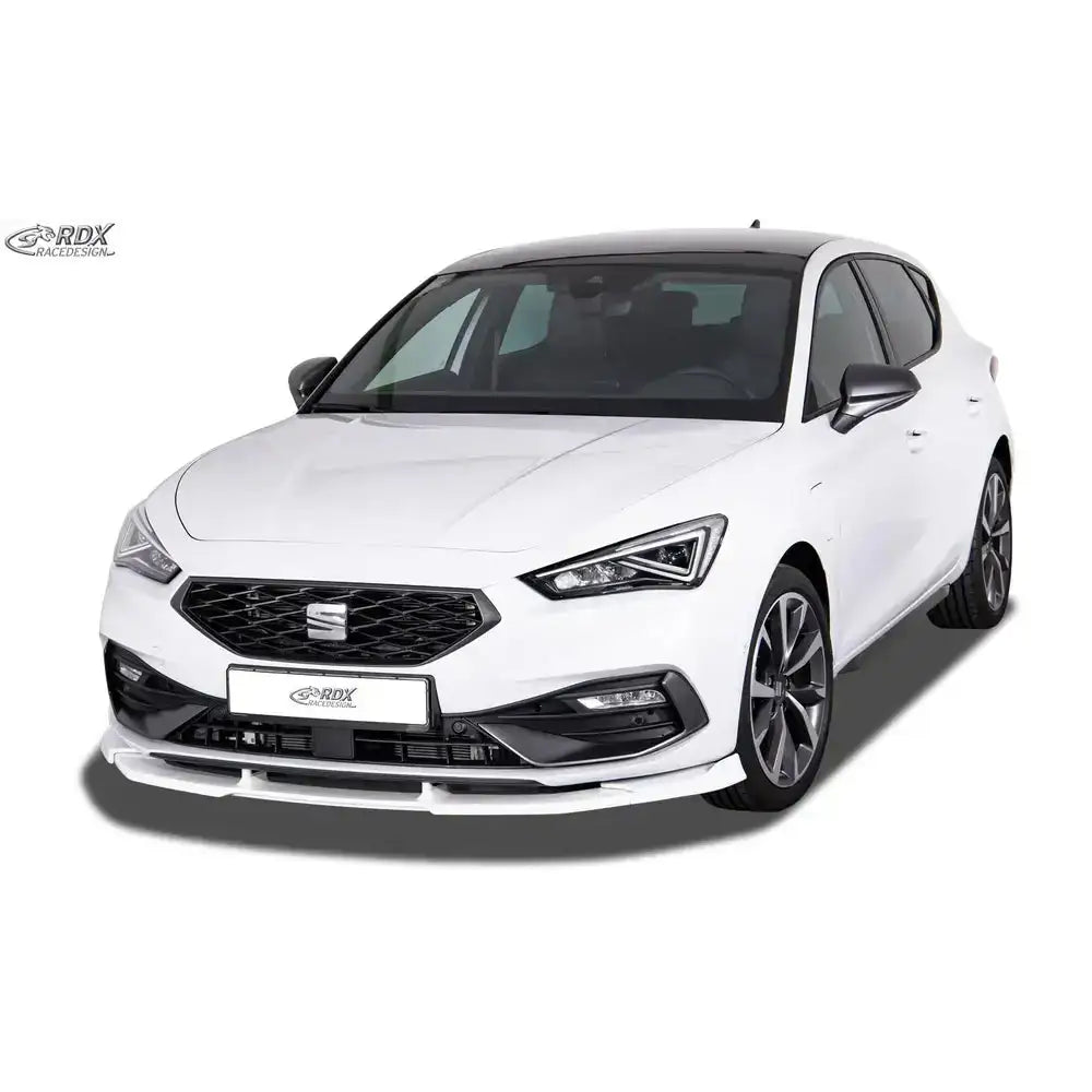 Frontleppe på hvit Seat Leon KL 20- med sorte detaljer, sett skrått forfra mot hvit bakgrunn.