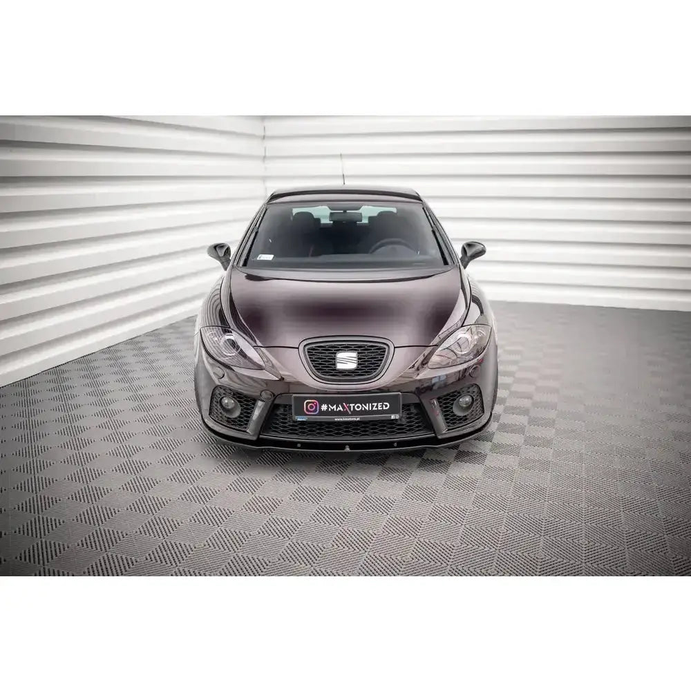 Frontleppe på Seat Leon Mk2 Cupra Fr Preface sett forfra i lyst industrimiljø.