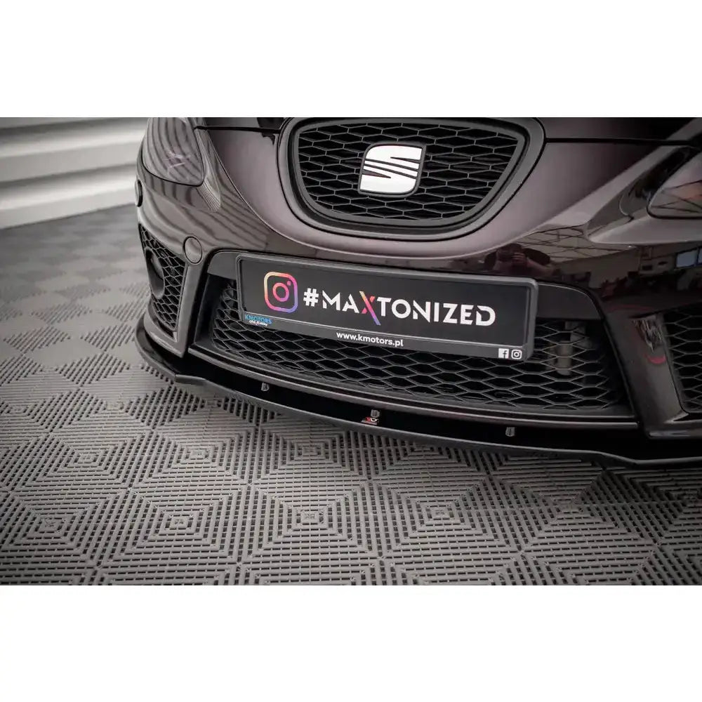 Spoiler til Seat Leon Mk2 Cupra Fr Preface, sort frontsplitter under støtfanger, sett i halvprofil.