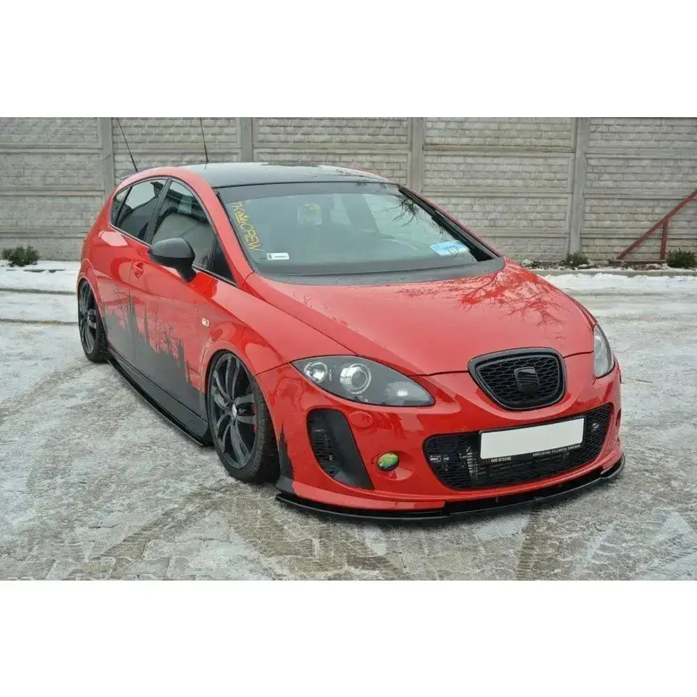 Front splitter på rød Seat Leon Mk2 med svarte felger og senket understell, sett skrått forfra.