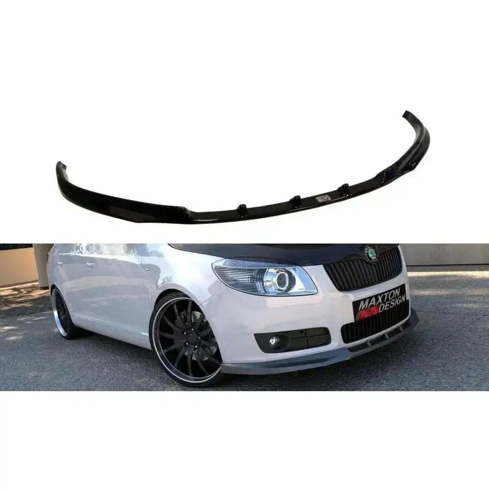 Frontleppe til Skoda Fabia II, sort blank plast, montert på hvit bil med sportslig utseende.