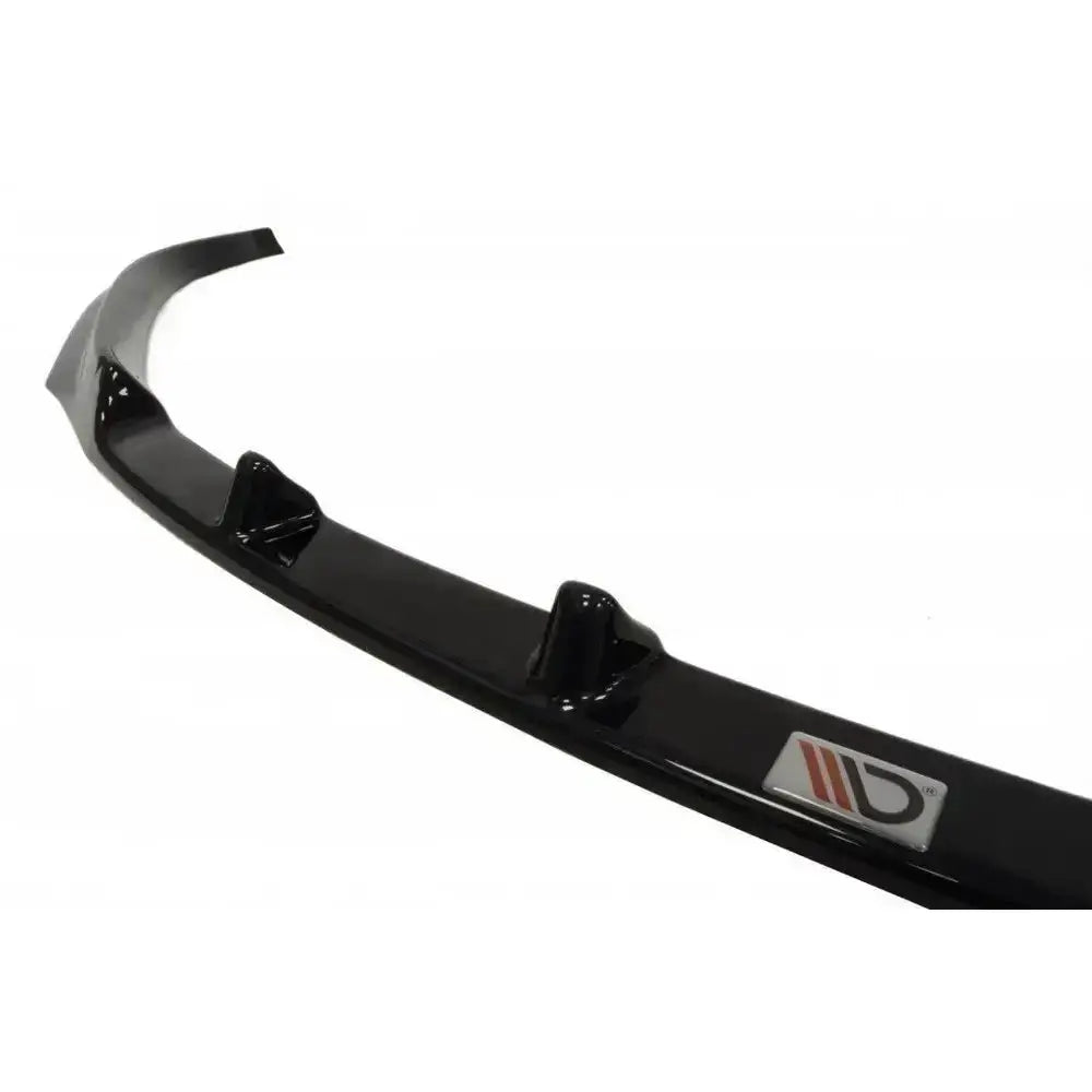 Spoiler Skoda Fabia II Preface sort blank plast med metalllogo, nærbilde fra siden på hvit bakgrunn.