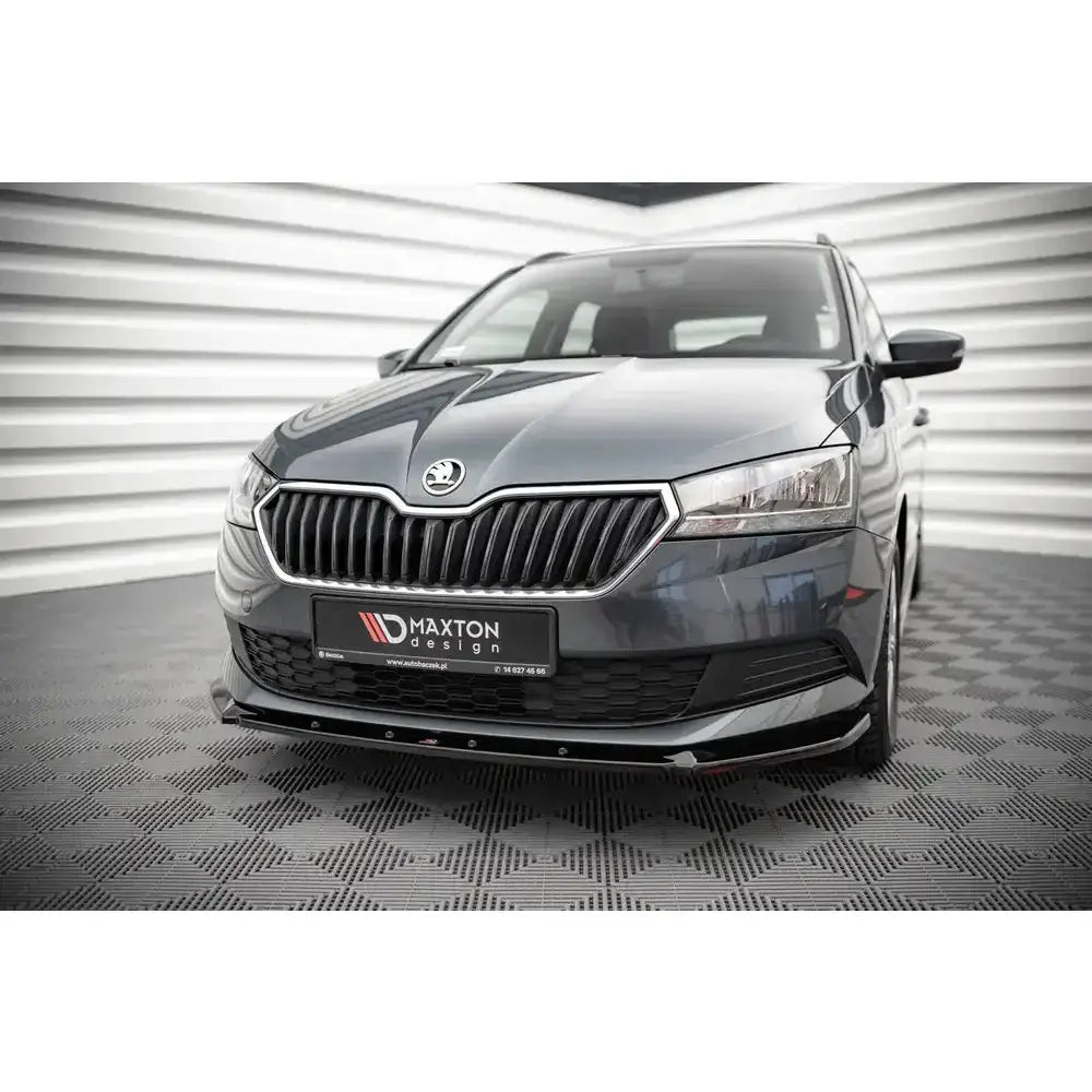 Spoiler til Skoda Fabia Mk3 Facelift, grå metallic bil med sort grill og Maxton Design-logo foran.