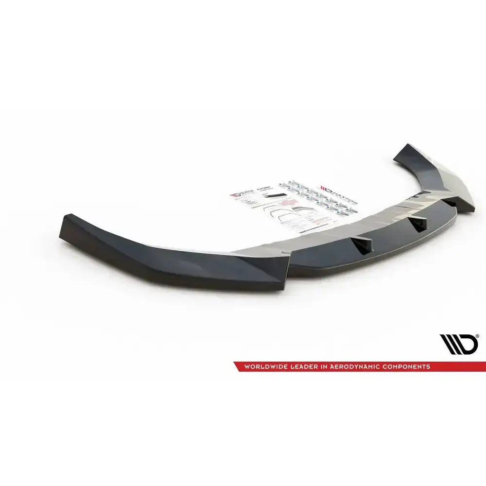 Frontspoiler til Skoda Karoq Sportline i sort plast sett skrått ovenfra med skruer og instruksjoner.