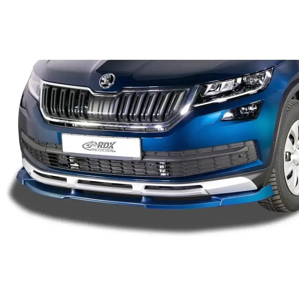 Frontspoiler Skoda Kodiaq Scout med sølvfargede detaljer under støtfanger på blå bil sett forfra.
