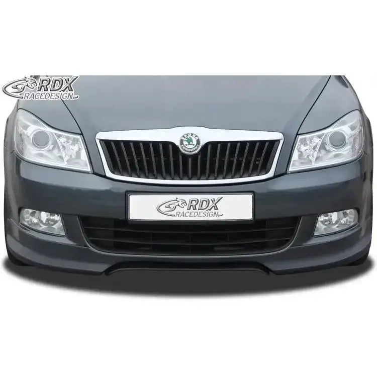 Spoiler til Skoda Octavia 2 Facelift 08-13, montert nederst på mørkgrå bilfront med kromdetaljer.