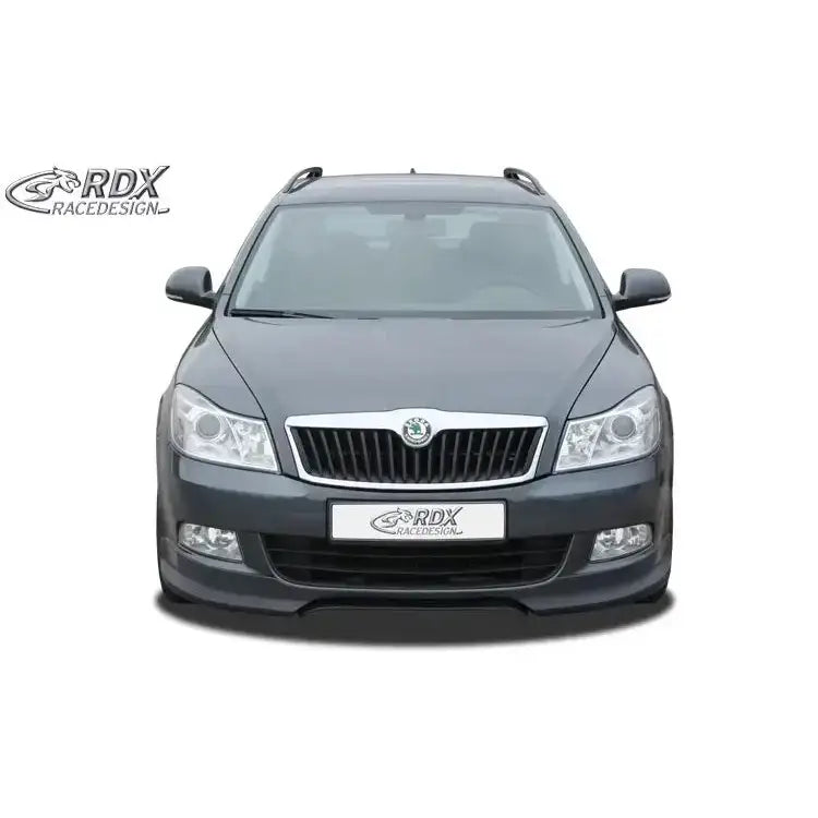Front splitter på Skoda Octavia 2 Facelift 08-13, mørk grå front med RDX-logo mot hvit bakgrunn.