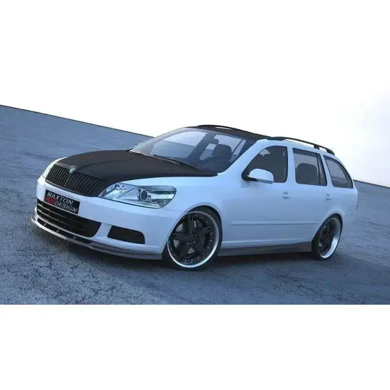 Frontleppe Skoda Octavia 2 Facelift montert på hvit stasjonsvogn med sorte felger og lav bakkeklaring.