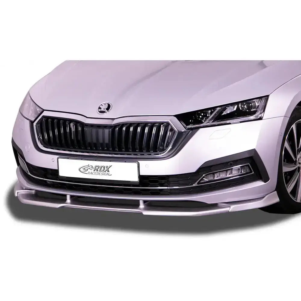 Frontspoiler Skoda Octavia 4 med sølv frontleppe, svart grill og markante frontlykter, sett rett forfra.