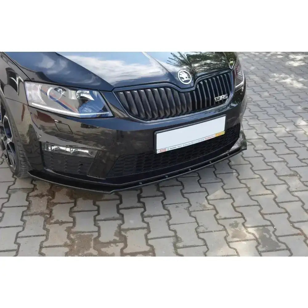Front lip på Skoda Octavia III RS viser bred, sort frontsplitter under støtfanger med synlige grilldetaljer.