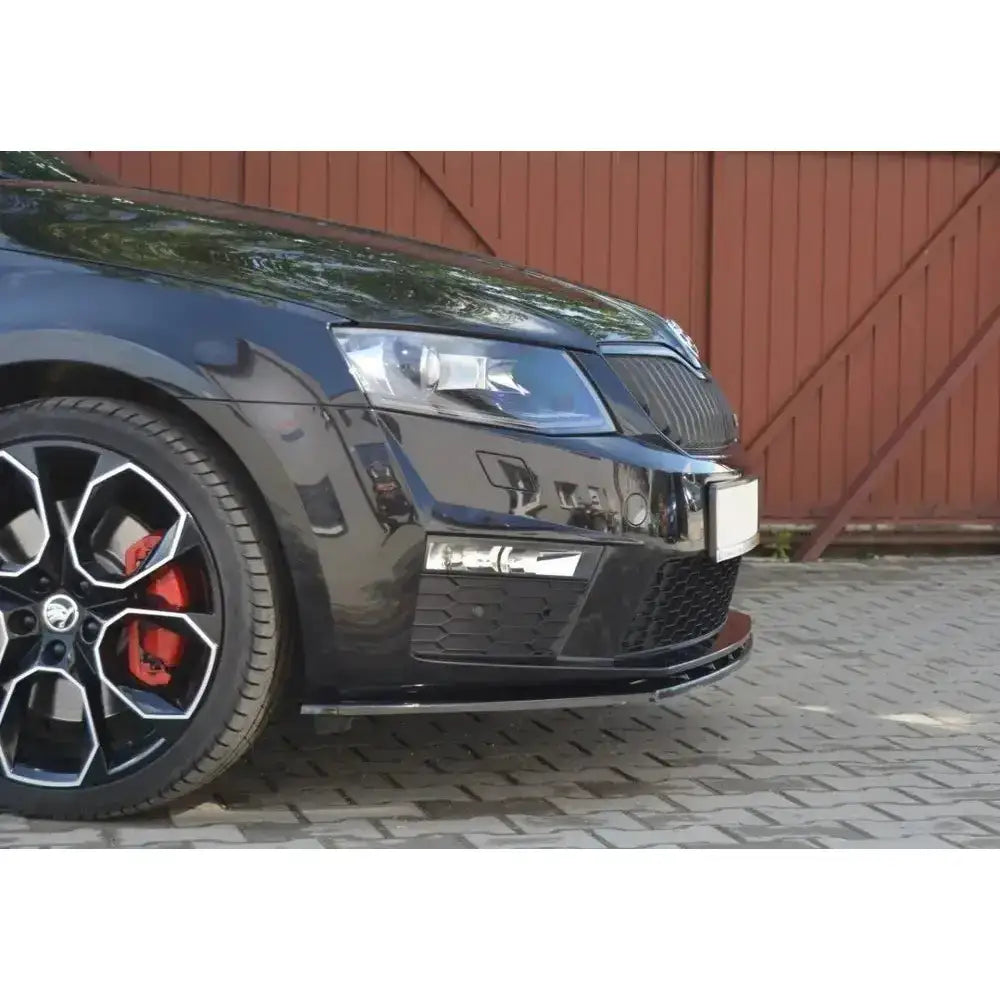 Frontspoiler på Skoda Octavia III RS med sort glanset frontsplitter og røde bremsekalipere.
