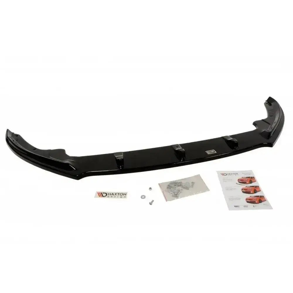 Front splitter Skoda Rapid i sort blank plast sett ovenfra med monteringsutstyr, instruksjonsark og klistremerke.