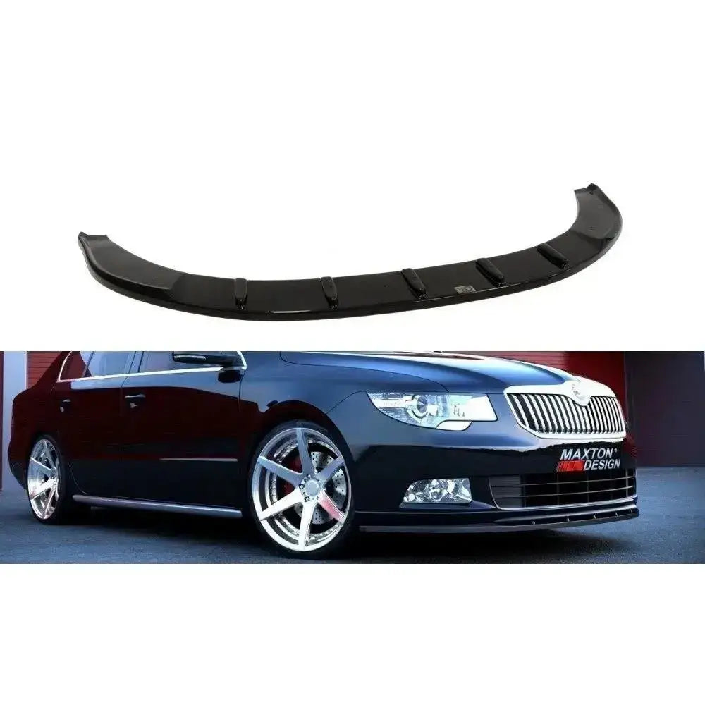 Frontspoiler Skoda Superb II V2 i sort blank plast, vist fra oversiden og montert på mørk bil.