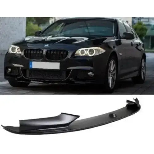 Frontspoiler til BMW 5 Series F10 F11 Sport-Performance, svart plast sett fra skrå vinkel.