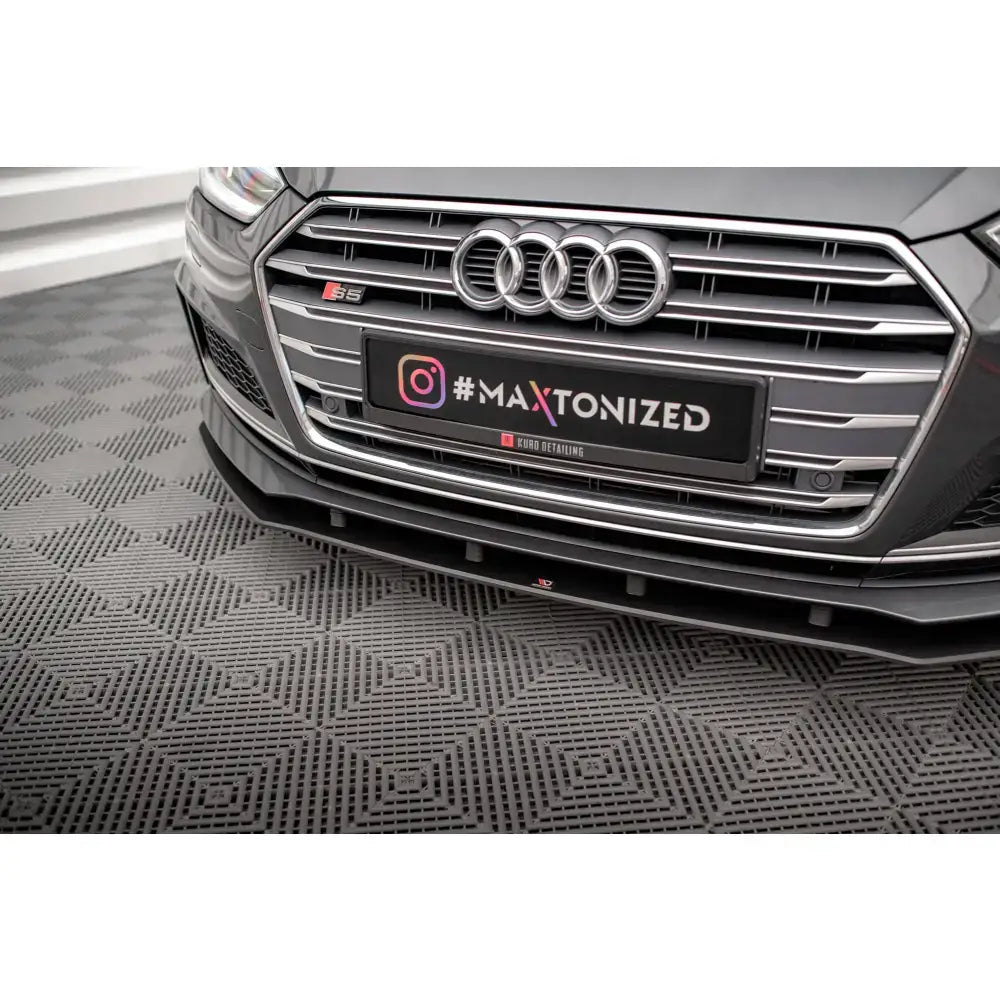 Front splitter på Audi A5 S-Line med svart frontsplitter montert under grill og kromdetaljer.