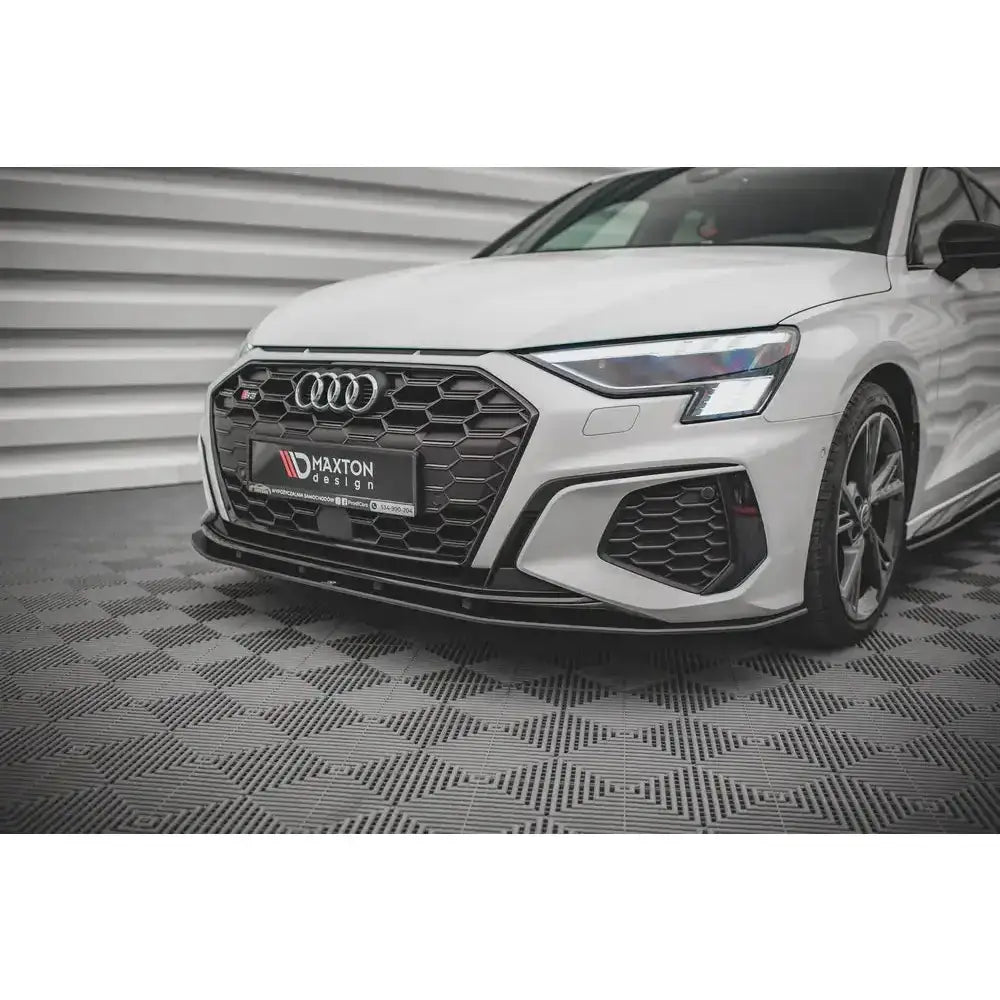Front splitter på Audi S3 S-Line 8Y med sort grill, Maxton Design-logo og sporty felger.