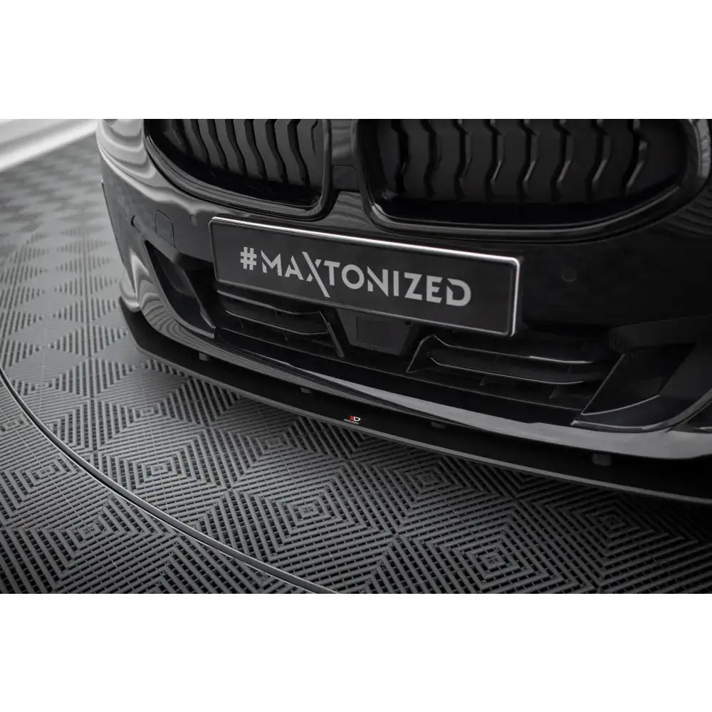 Front splitter på BMW 2 Coupe G42 Street Pro med blank sort frontspoiler og markert svart grill.