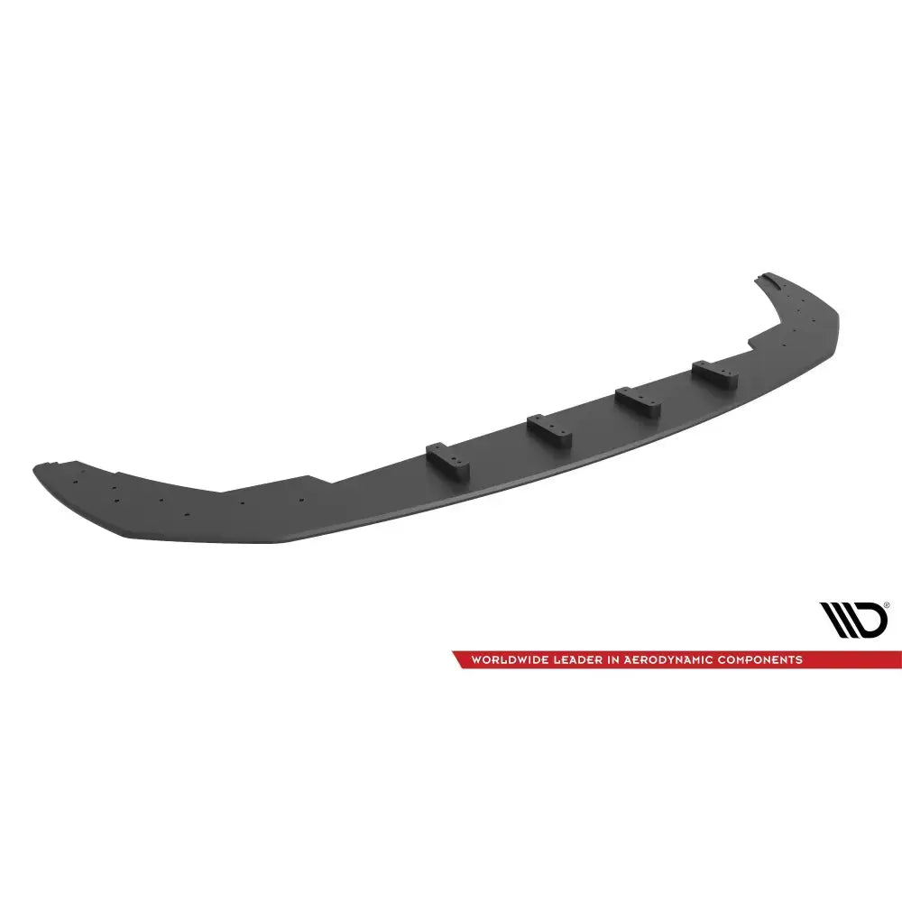 Front lip til BMW 2 Coupe M-Pack G42, svart med flere festepunkter, sett fra skrått topp-perspektiv.