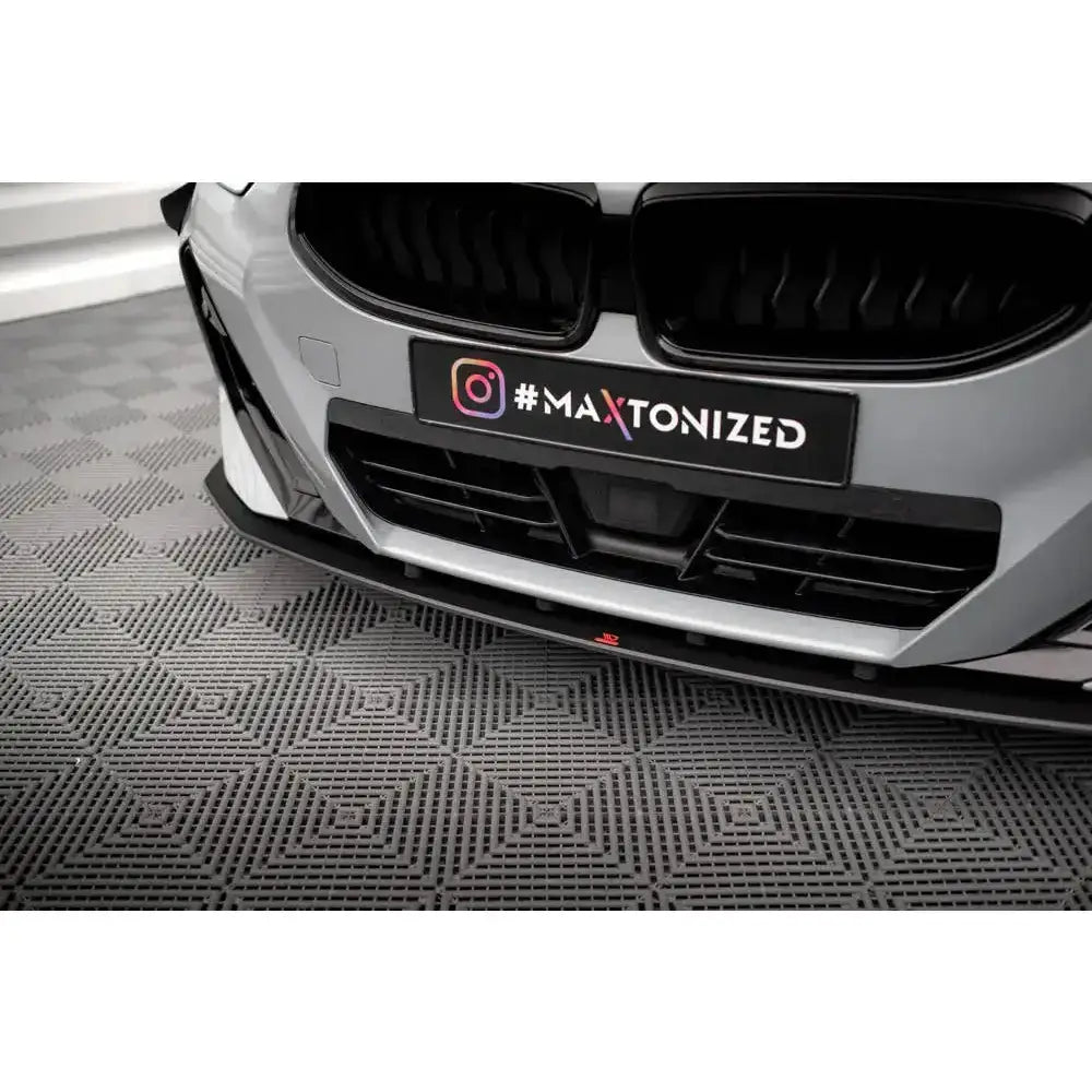 Spoiler på BMW 2 Serie Coupe G42 med sort frontleppe og sort grill, nærbilde på geometrisk gulv.