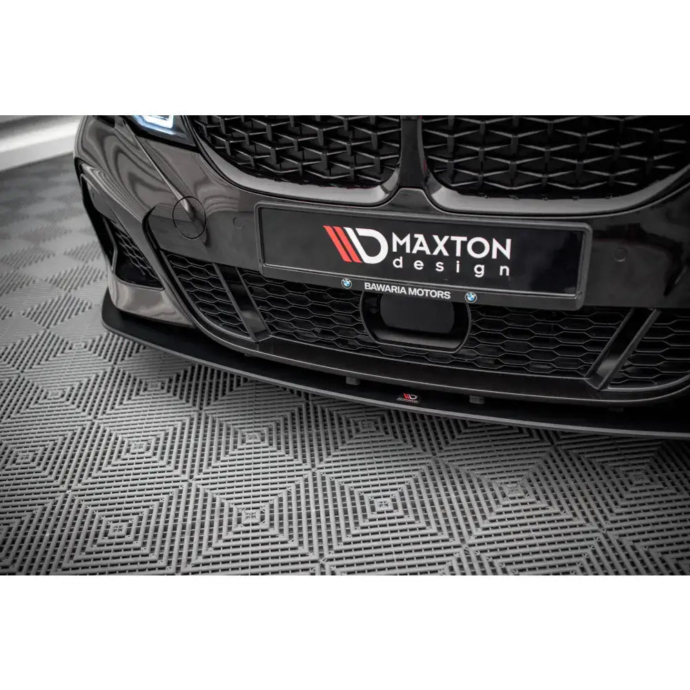 Front splitter for BMW 3 G20/G21 Street Pro M-Pack, sort blank plast med synlig grill og Maxton Design-logo.