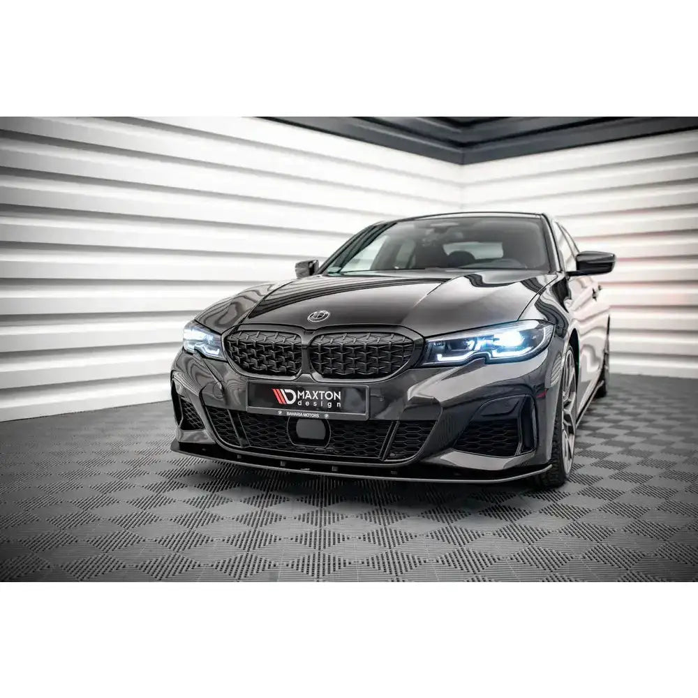 Front splitter på BMW 3 Serie M-Pack G20 med LED-lykter og sportslig frontfanger i moderne rom.