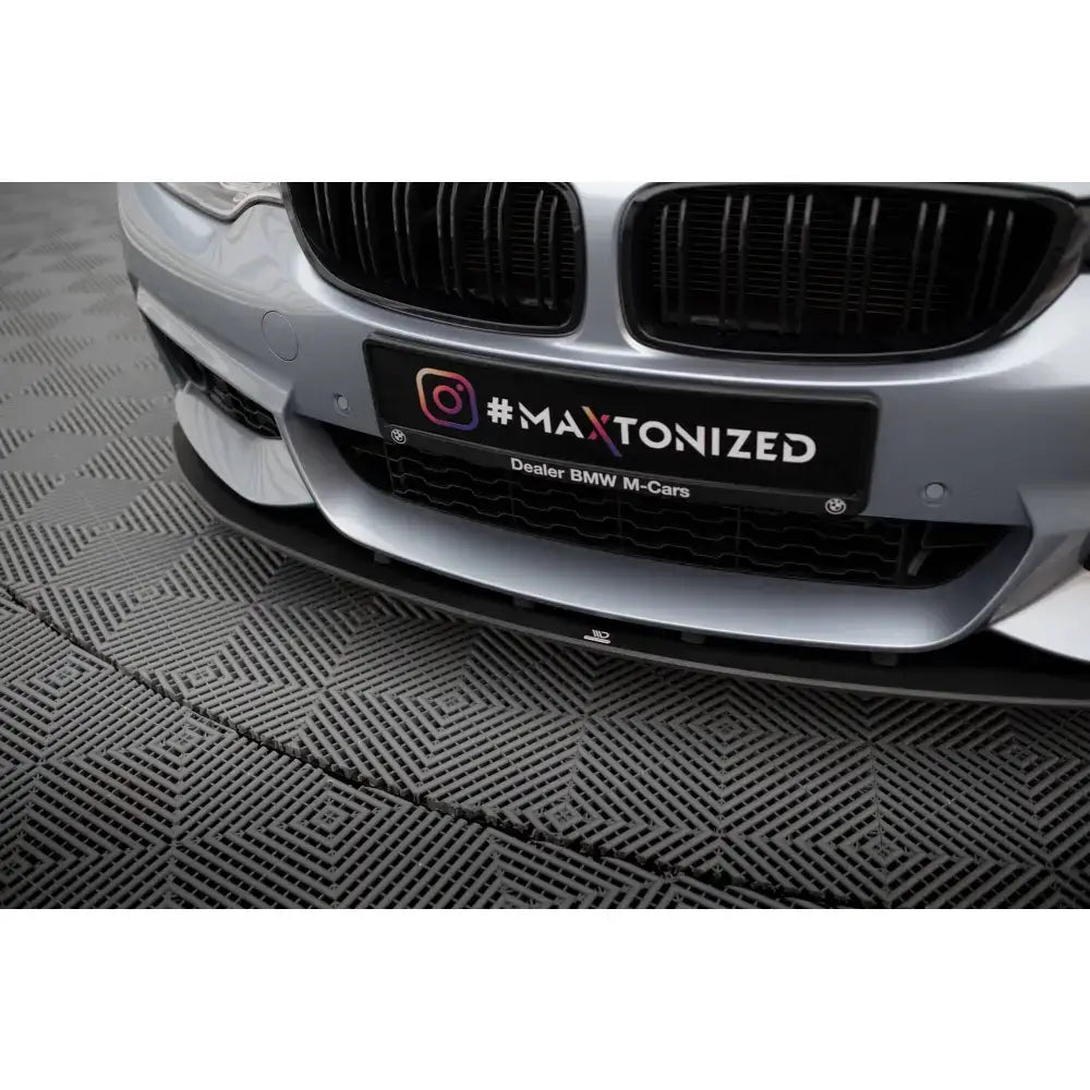 Front splitter på BMW 4 Coupe M-Pack F32 Street Pro, svart spoiler foran sølvfarget bil på mønstret gulv.