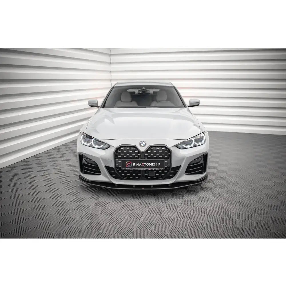 Spoiler til BMW 4 Gran Coupe G26 Street Pro, montert foran på hvit bil med sort grill.