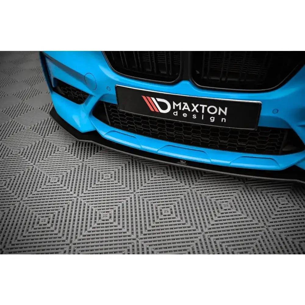 Front splitter BMW M2 Competition F87 nærbilde av svart frontsplitter på blå bil med Maxton design-skilt.