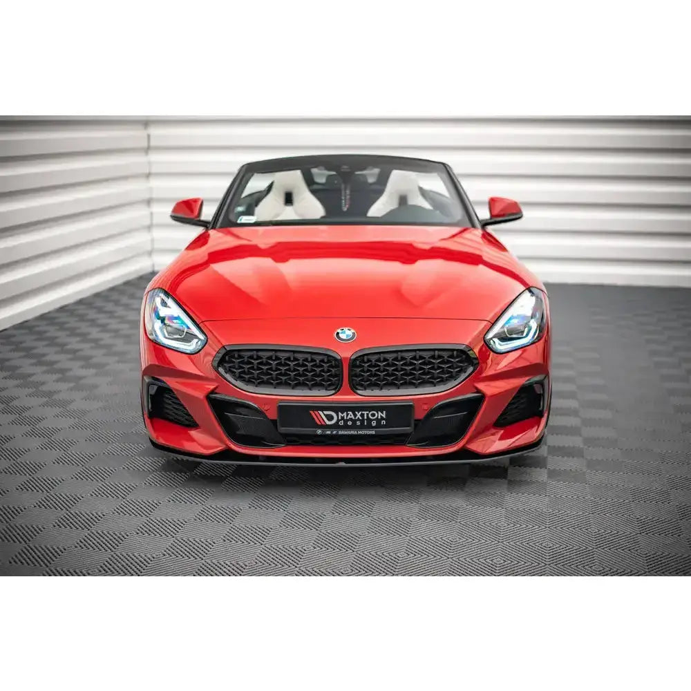 Frontleppe på BMW Z4 G29 M-Pack 2018 Street Pro, rød bil sett forfra med svart grill og åpne frontlykter.
