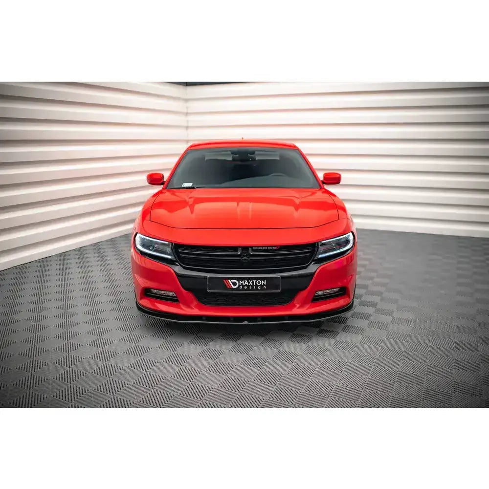 Frontspoiler på rød Dodge Charger RT Mk7 Facelift med svarte detaljer sett rett forfra.