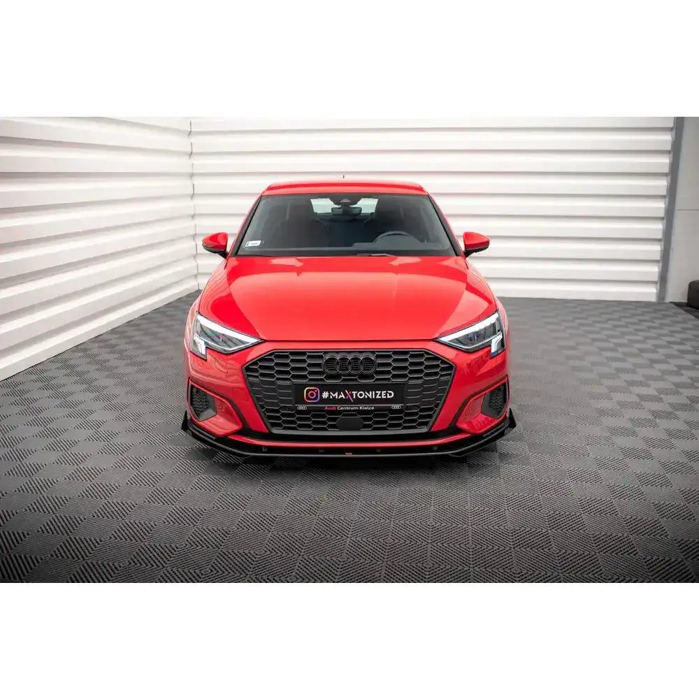 Frontspoiler Street Pro med flaps på Audi A3 8Y, sett forfra i lyst inneområde.