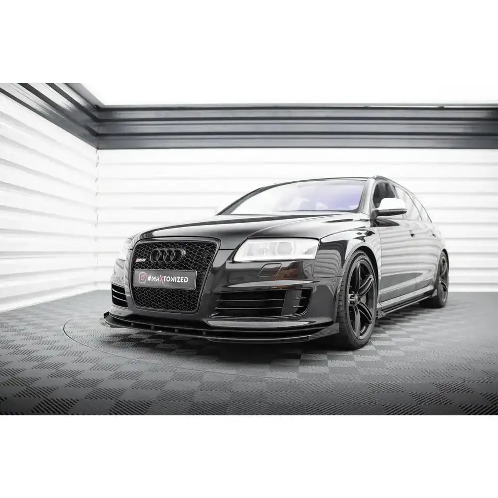 Spoiler på Audi RS6 C6 Street Pro med flaps, sett forfra i lyst showroom med sorte felger og sporty detaljer.