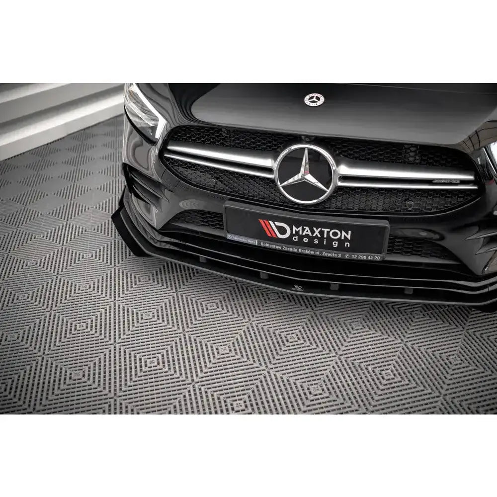 Spoiler til Mercedes A35 AMG W177 Street Pro med flaps, nærbilde av sort frontsplitter under støtfanger.