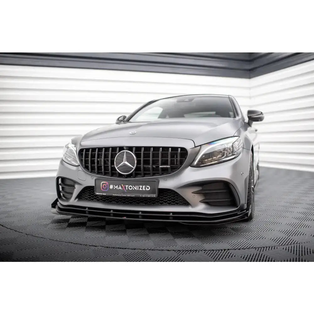 Frontleppe på Mercedes C43 Coupe C205 med sorte grilldetaljer og markant frontsplitter i showroom.