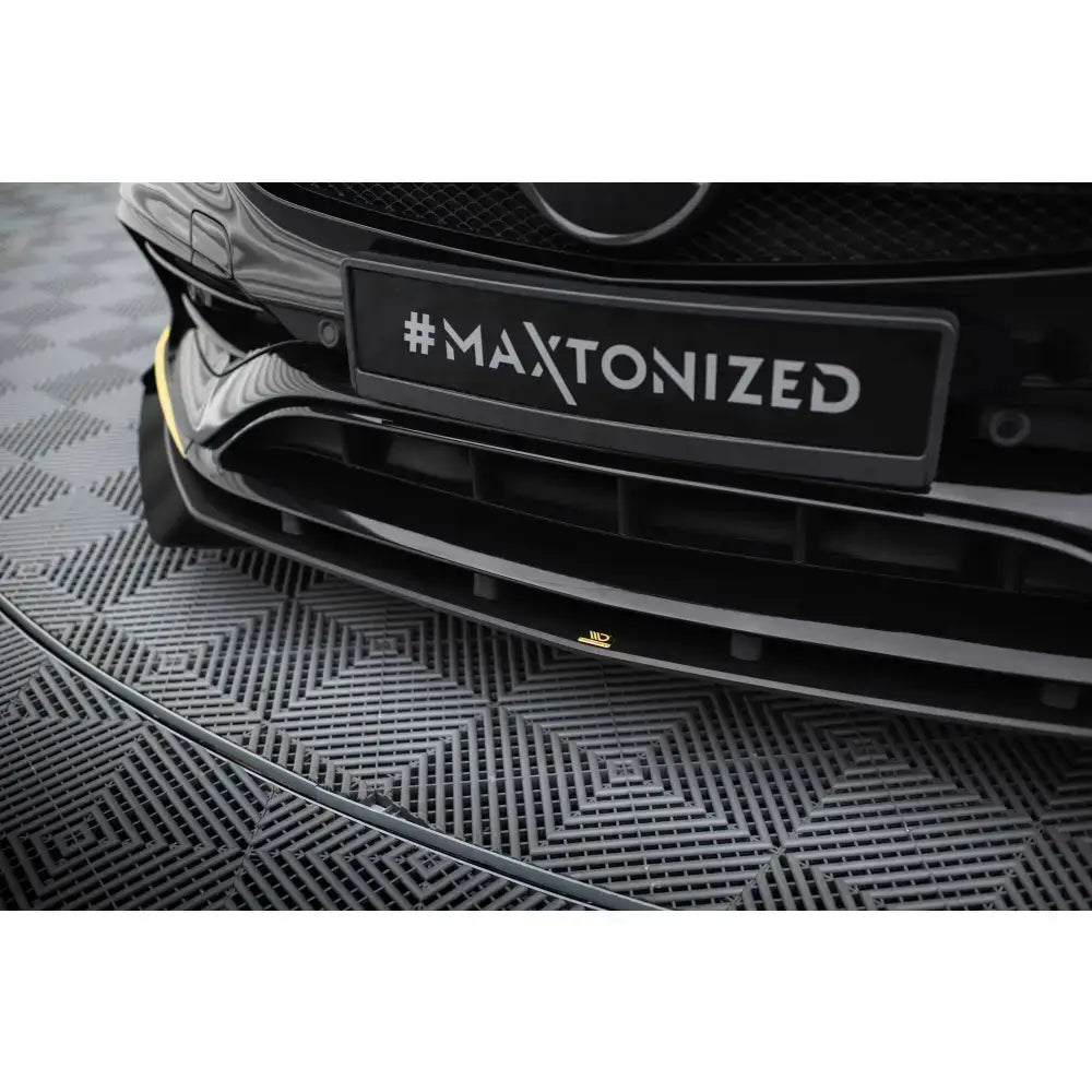 Spoiler Mercedes CLA 45 Aero C117 Street Pro i sort glans med gul stripe og logo, skrå frontvisning.