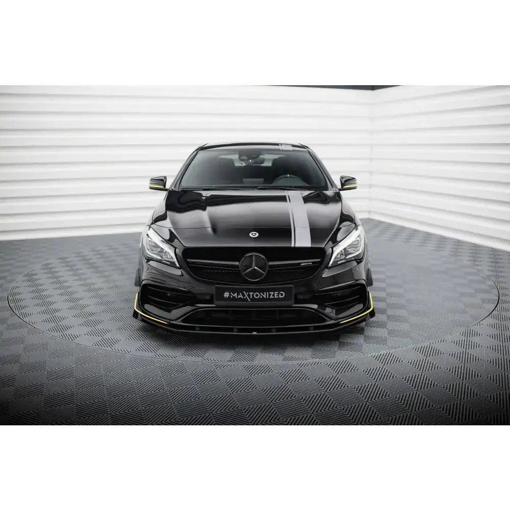 Front splitter på Mercedes CLA 45 Aero C117 Street Pro med hvit stripe og gule detaljer foran.