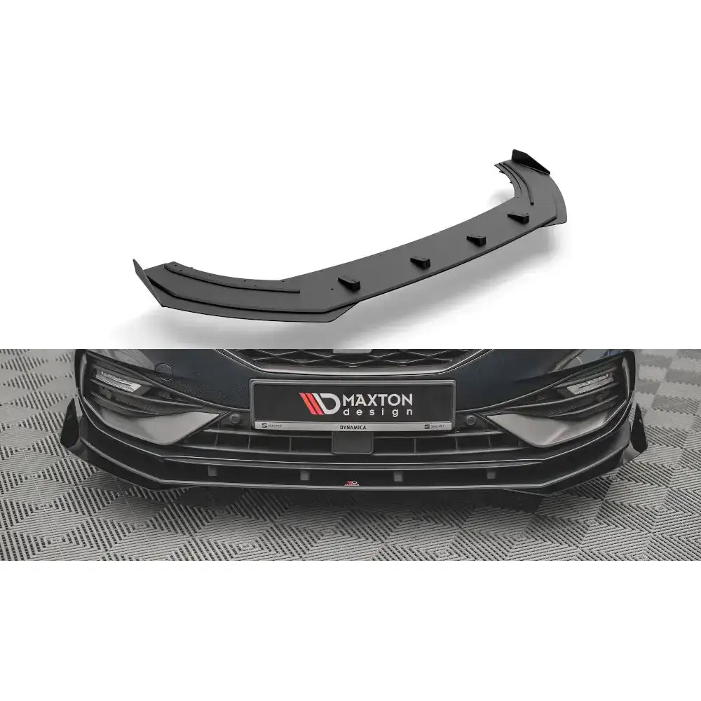 Frontleppe Street Pro med flaps til Seat Leon FR Mk4, montert på bil forfra med aerodynamiske detaljer.