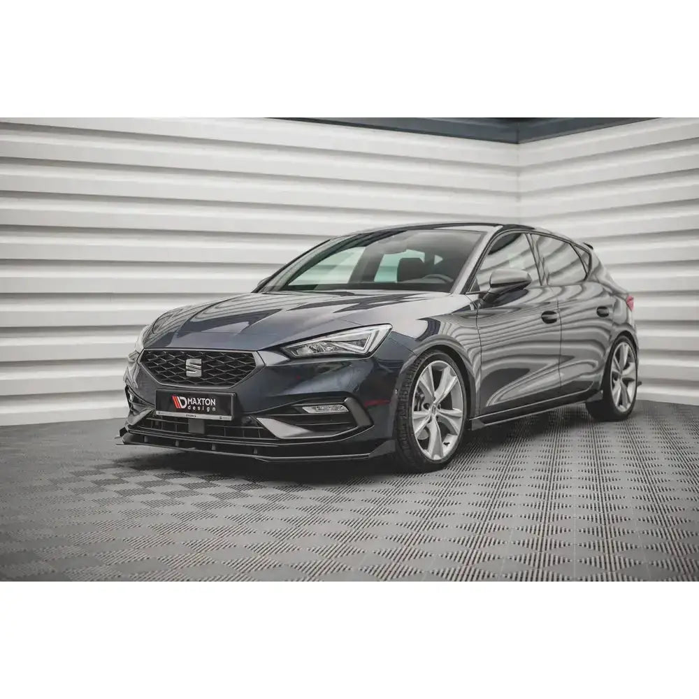 Frontspoiler Street Pro med flaps montert på Seat Leon FR Mk4, sett fra venstre forhjørne innendørs.