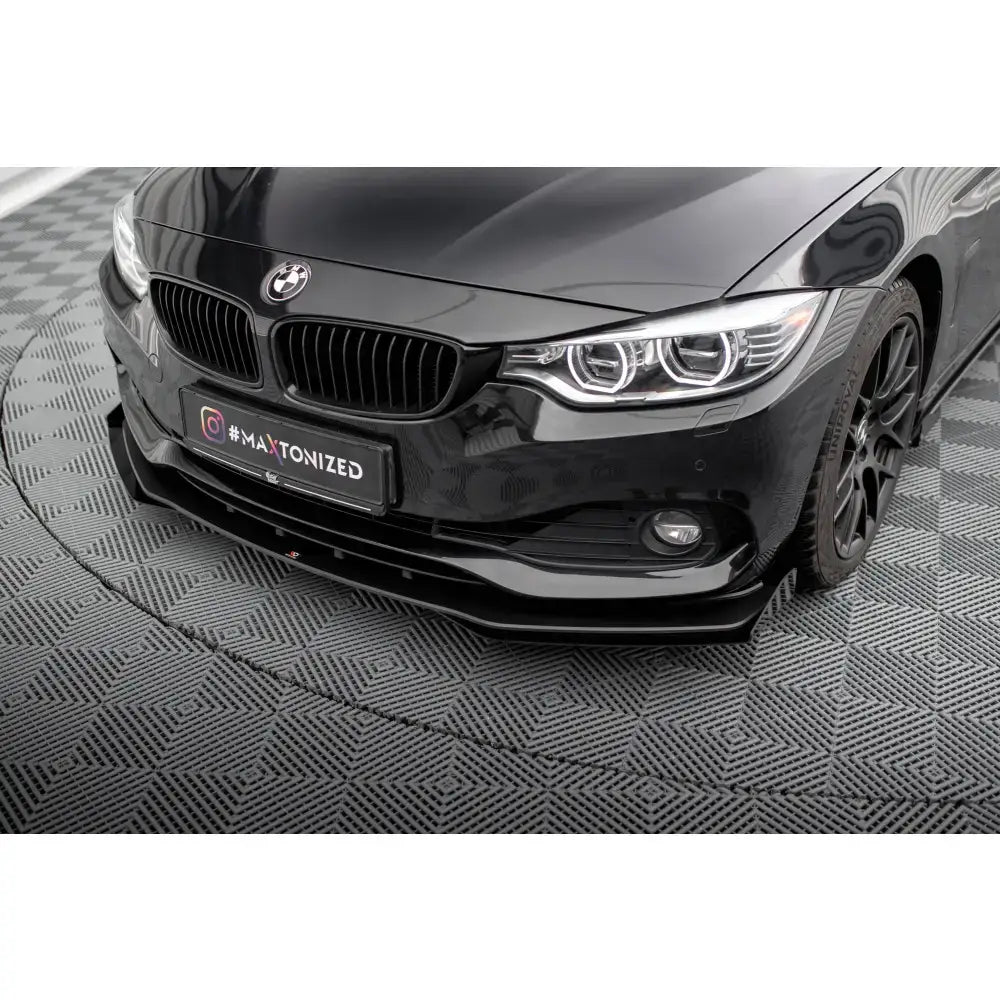 Front splitter BMW 4 Gran Coupe F36 Street Pro V.2 i blank sort, sett skrått forfra med svarte detaljer.