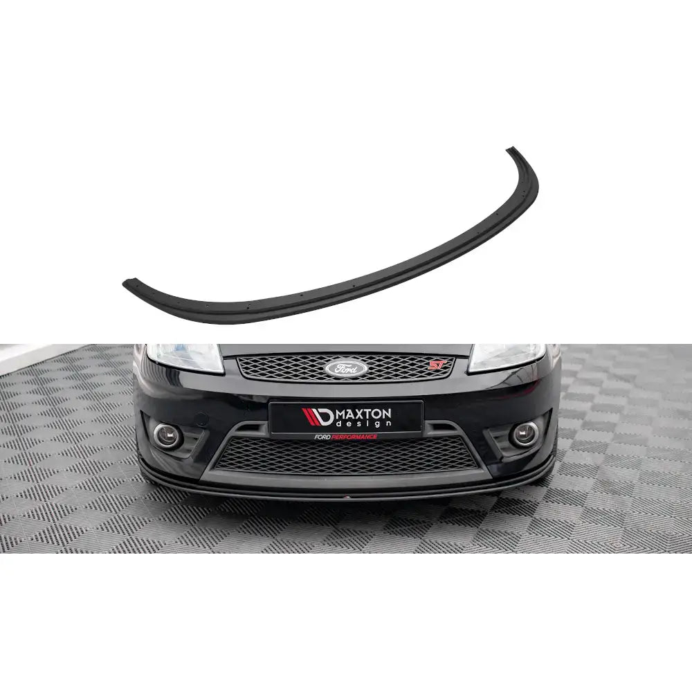 Frontspoiler Ford Fiesta ST Mk6 Street Pro V.3 montert på svart bil med sportslig grill, sett forfra.