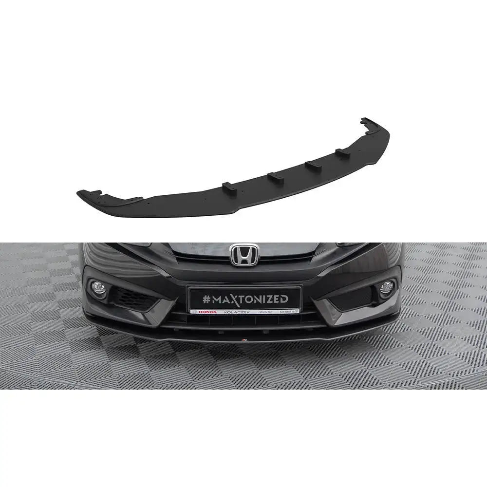 Frontspoiler Honda Civic Mk10 Street Pro i sort plast, vist isolert og montert foran på bil mot rutete gulv.