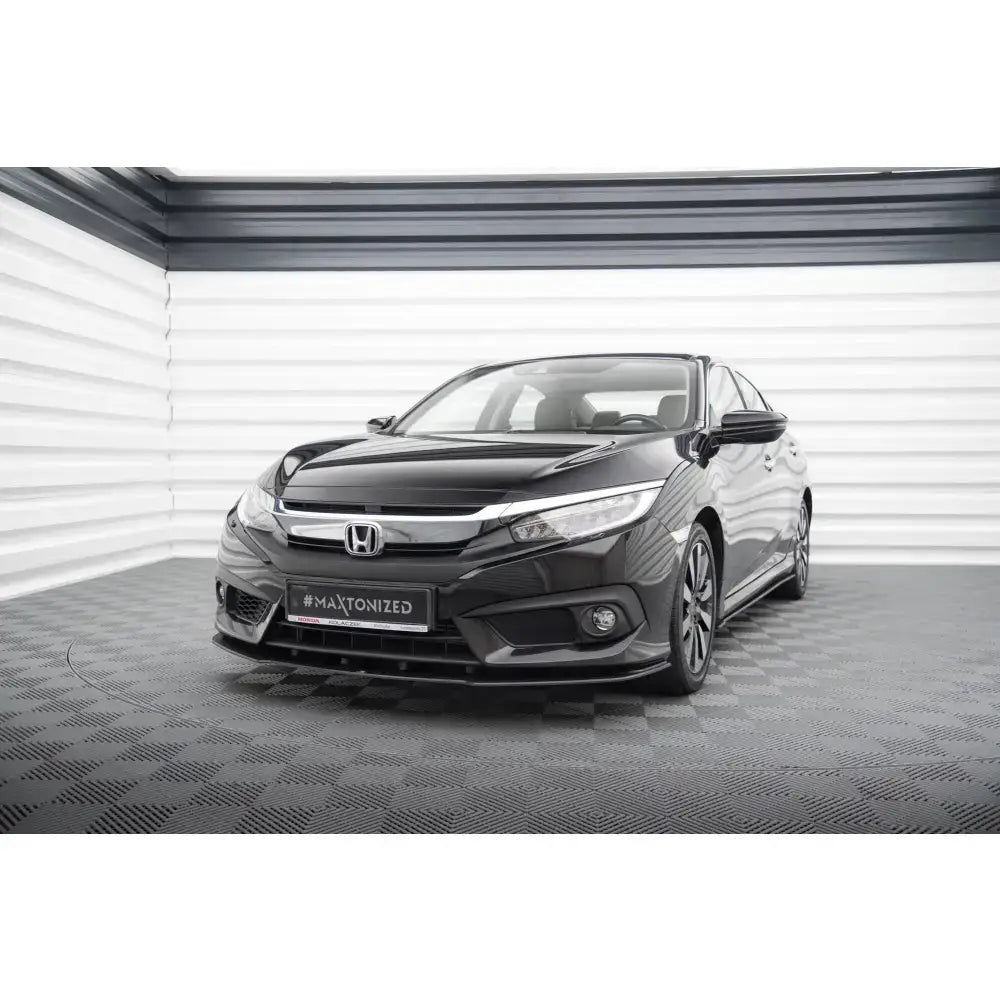 Frontleppe på Honda Civic Mk10 Street Pro i svart høyglans med kromdetaljer, innendørs.