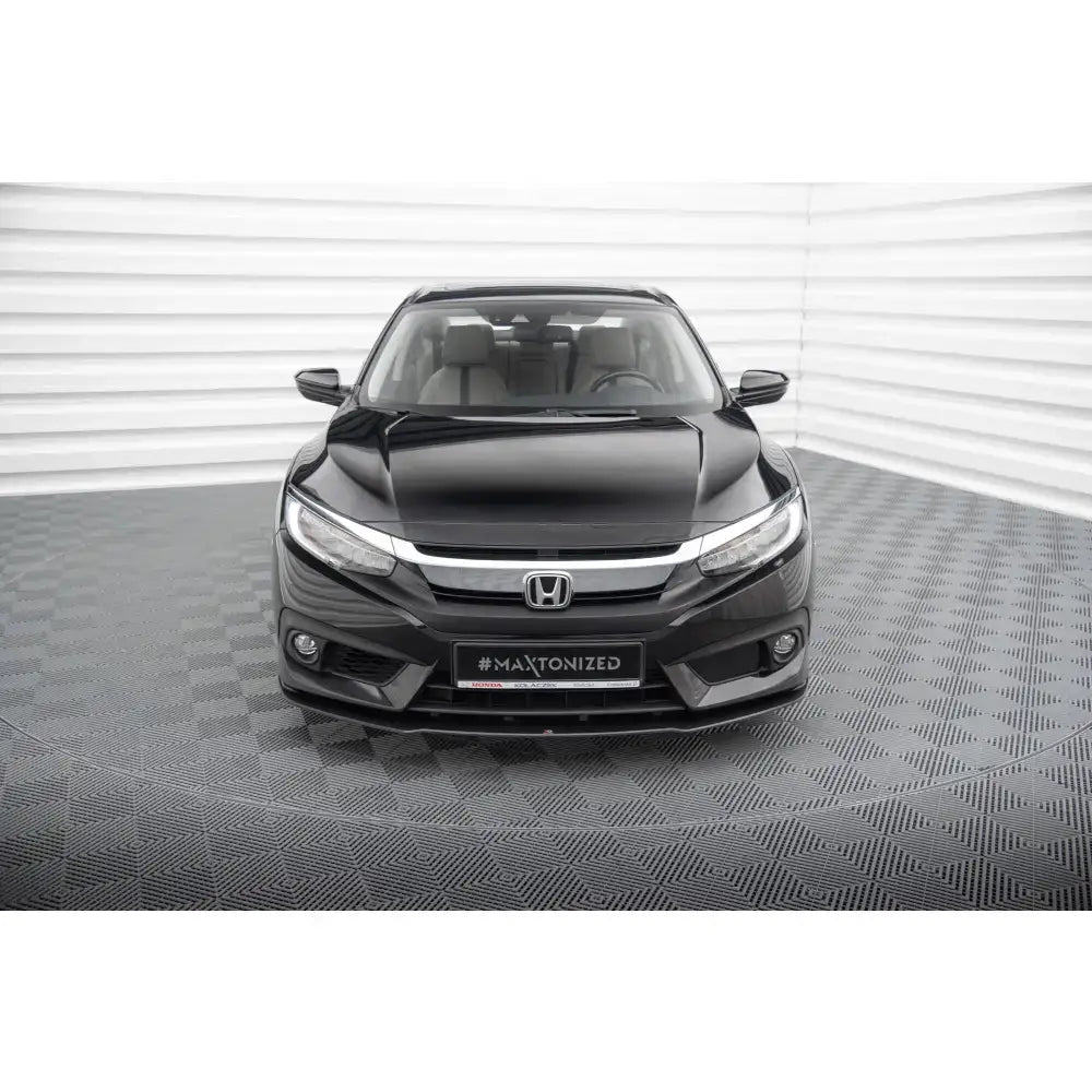 Spoiler på Honda Civic Mk10 Street Pro, sort bil forfra med sølvgrill og slanke frontlykter.