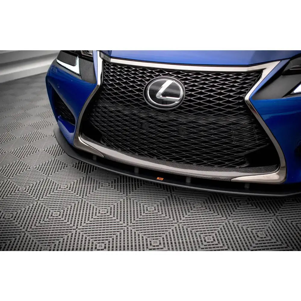 Spoiler til Lexus GS F Mk4 Facelift Street Pro i karbonfiber på blå bil med sort grill og kromdetaljer.