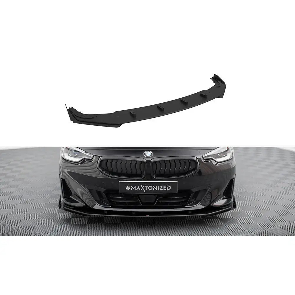 Frontspoiler BMW 2 Coupe G42 Street Pro med flaps, sort plast, montert på svart bil sett forfra.