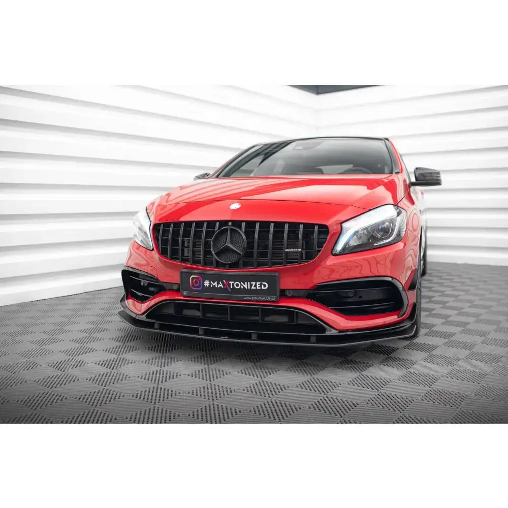 Frontleppe på rød Mercedes 45 AMG Aero W176 Facelift med sort grill og markerte frontlykter.