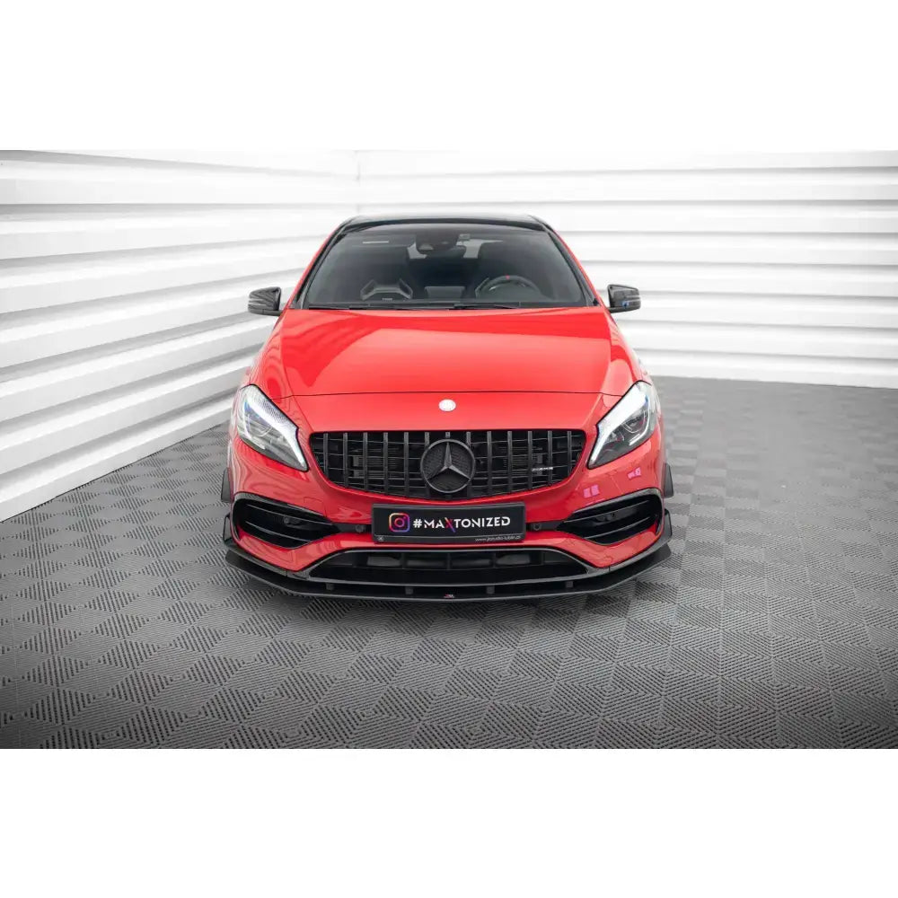 Spoiler på rød Mercedes 45 AMG Aero W176 Facelift med sorte detaljer, fotografert rett forfra.